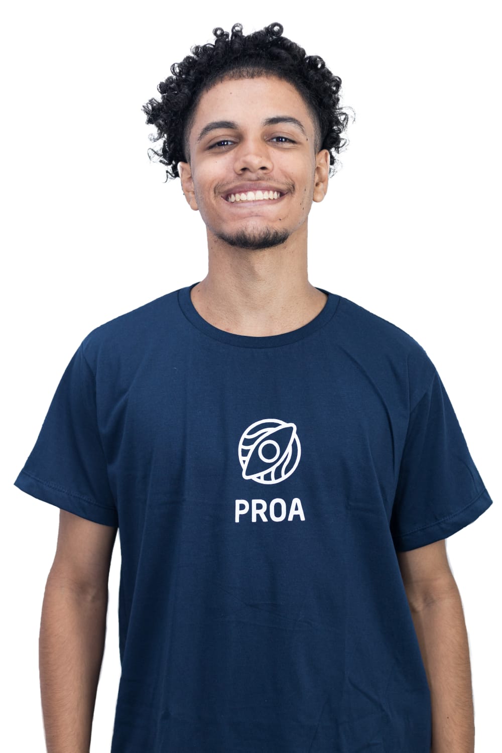 Renan sorrindo, usando camiseta do Instituto Proa.